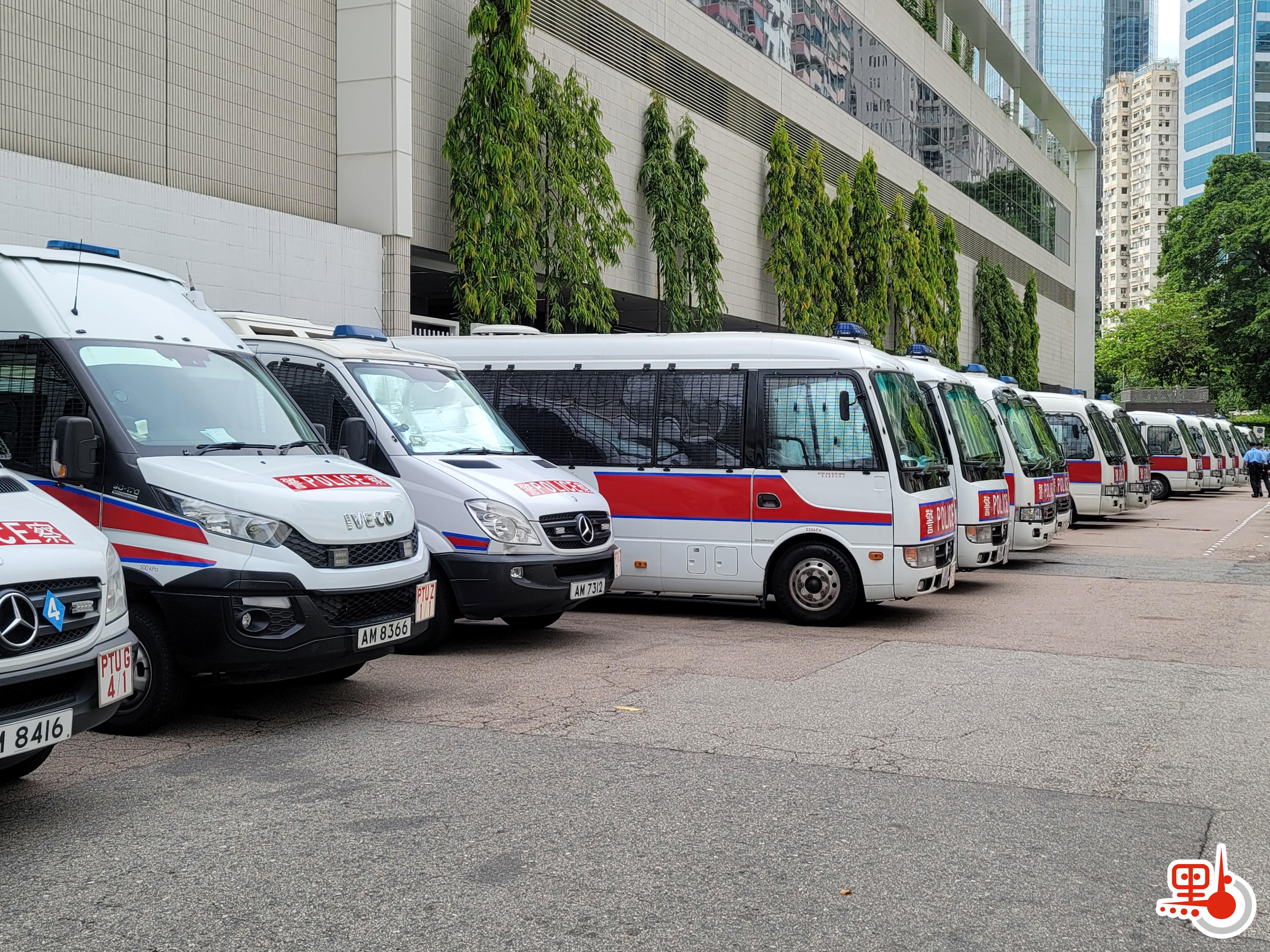 警方就今天（４日）下午至晚上維多利亞公園的保安安排會見傳媒。維園中央草坪、1至6號足球場、籃球場和往來中央圖書館的天橋，及部分維園內通道封閉，下午二時生效。呼籲市民如無必要，不要前往維園。警方視乎情況，如果情況惡劣，不排除封閉更多地方。
（點新聞記者何燊亮攝）