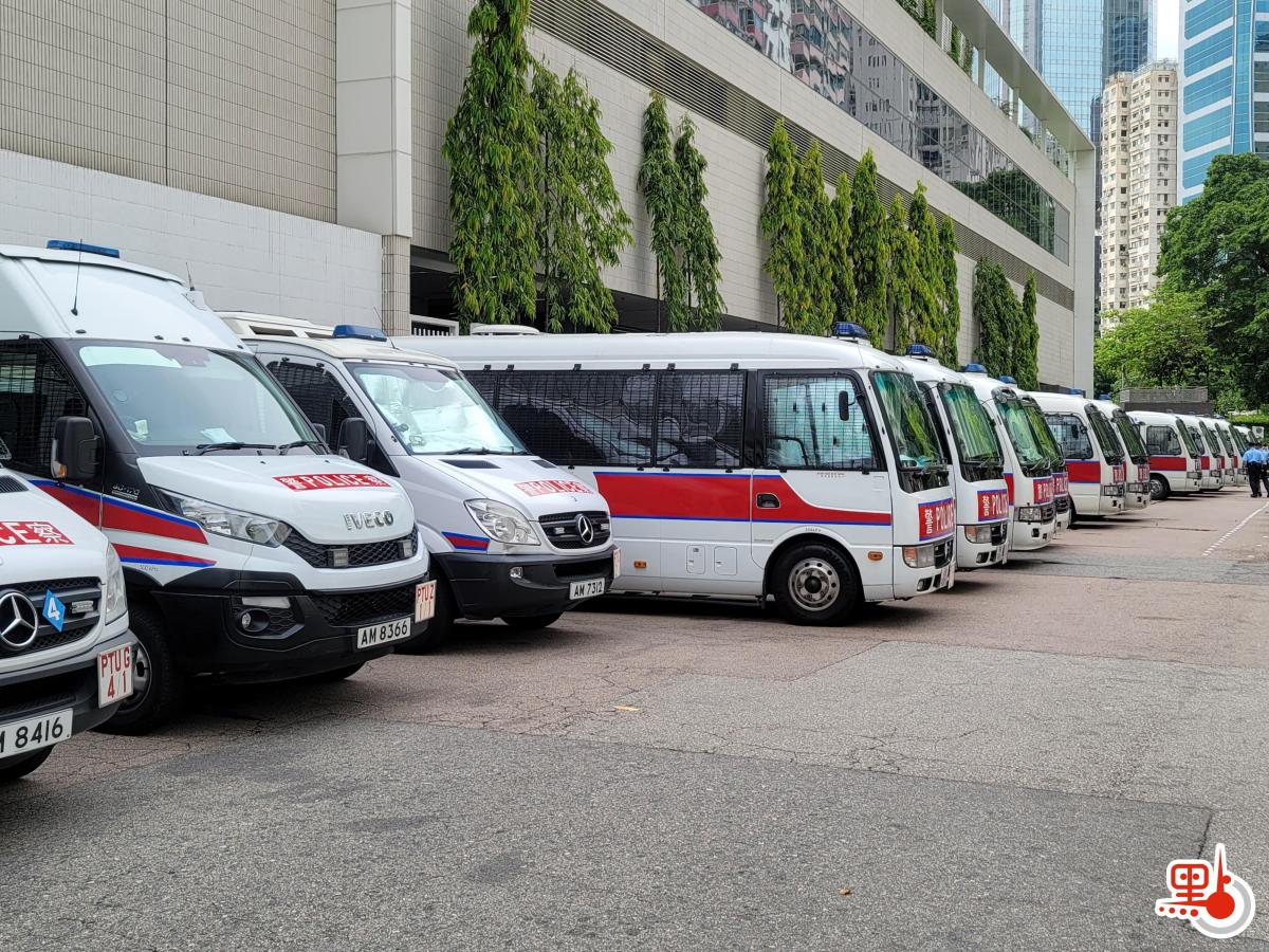 警方就今天（４日）下午至晚上維多利亞公園的保安安排會見傳媒。維園中央草坪、1至6號足球場、籃球場和往來中央圖書館的天橋，及部分維園內通道封閉，下午二時生效。呼籲市民如無必要，不要前往維園。警方視乎情況，如果情況惡劣，不排除封閉更多地方。
（點新聞記者何燊亮攝）