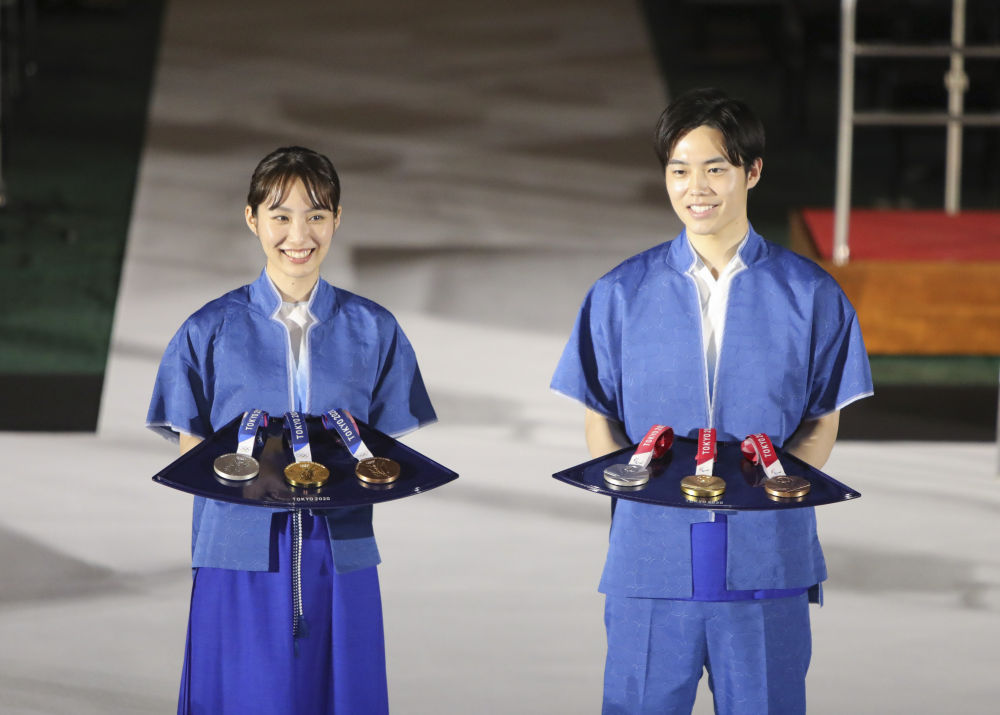 圖為東奧會展示的頒獎志願者禮服和獎牌託盤。（新華社圖片）