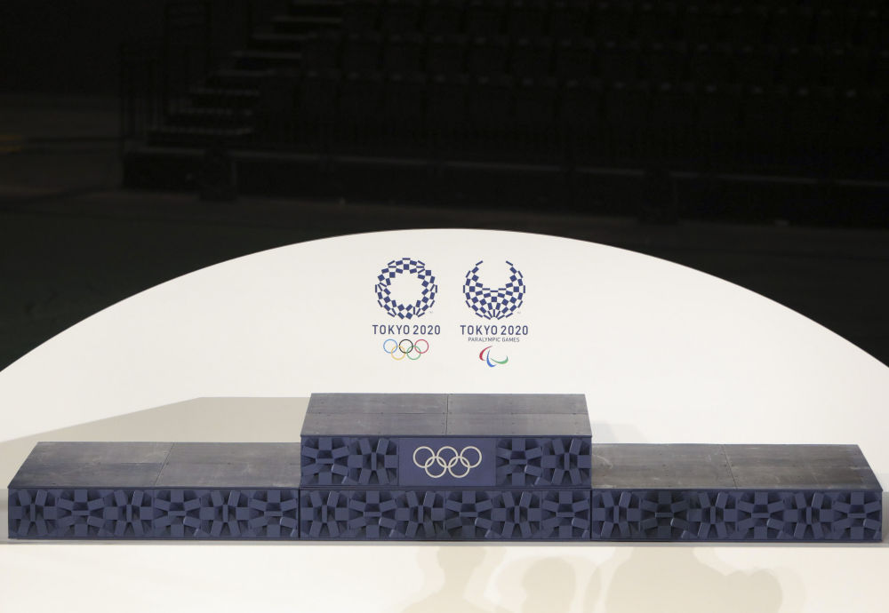 昨日（3日）是東京奧運會開幕倒計時50天紀念日。東京奧組委發布用於奧運會頒獎使用的音樂、領獎台、頒獎志願者禮服以及頒獎時盛放獎牌的托盤等物品。圖為東奧會頒獎台。（新華社圖片）