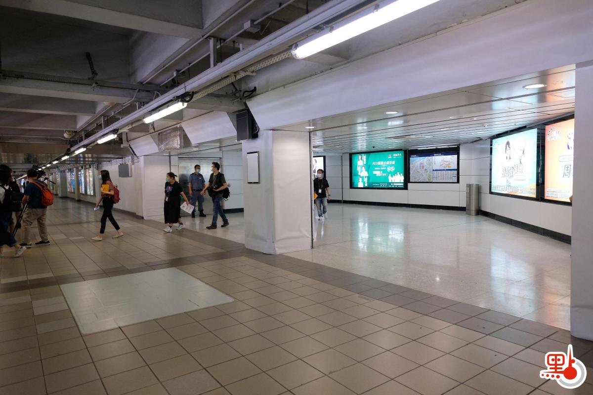 紅磡車站大堂會更新設施，包括重新布局並採用白色設計，令大堂更光猛和時尚。（點新聞記者麥鈞傑攝）