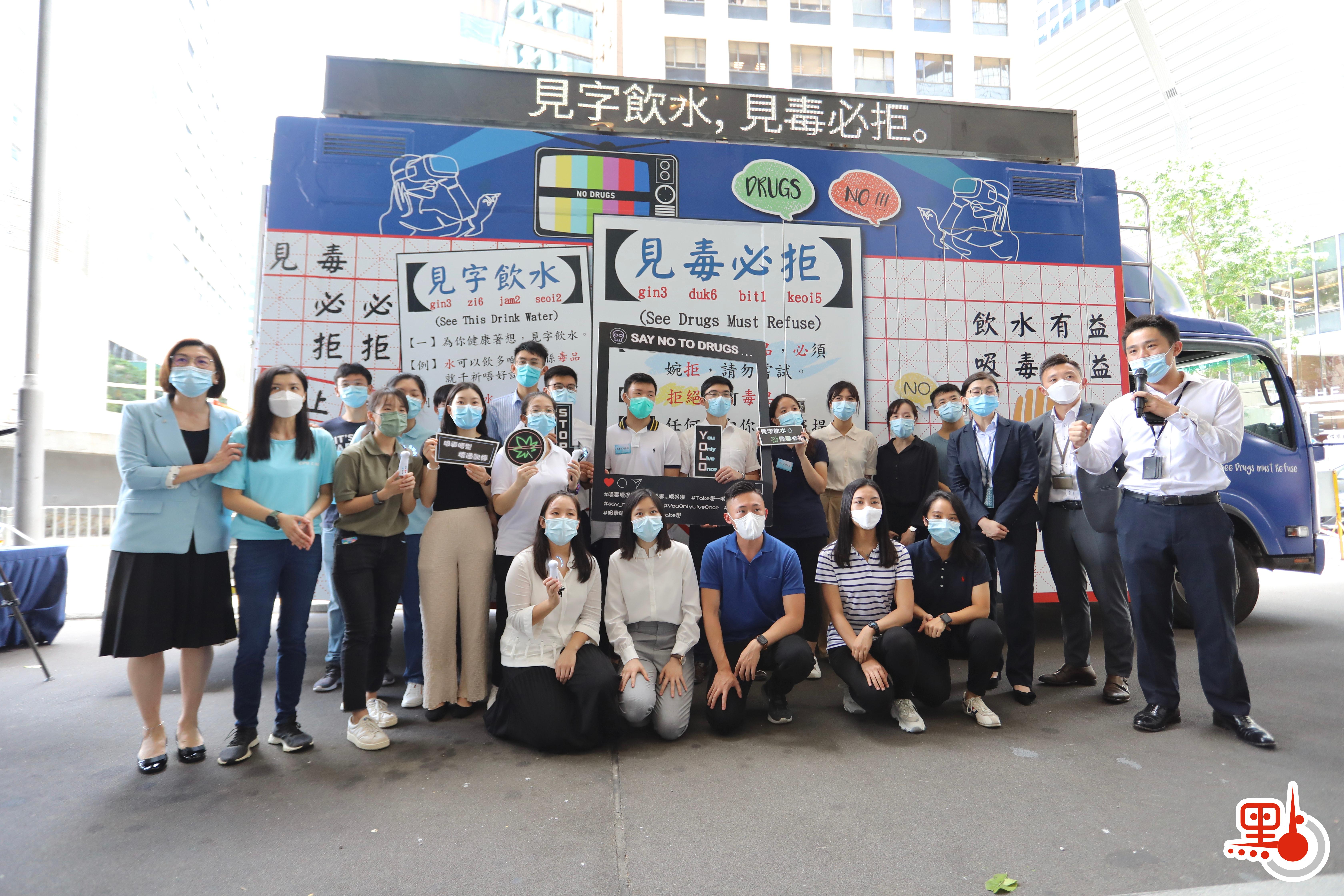禁毒推廣車在周日(13日)至本月26日，會走訪全港各區向市民宣傳禁毒訊息，車上設有「VR新體驗」讓市民感受吸毒後不良反應，以及仿製毒品氣味體驗，提供全面的資訊及教育。（點新聞記者李斯哲攝）