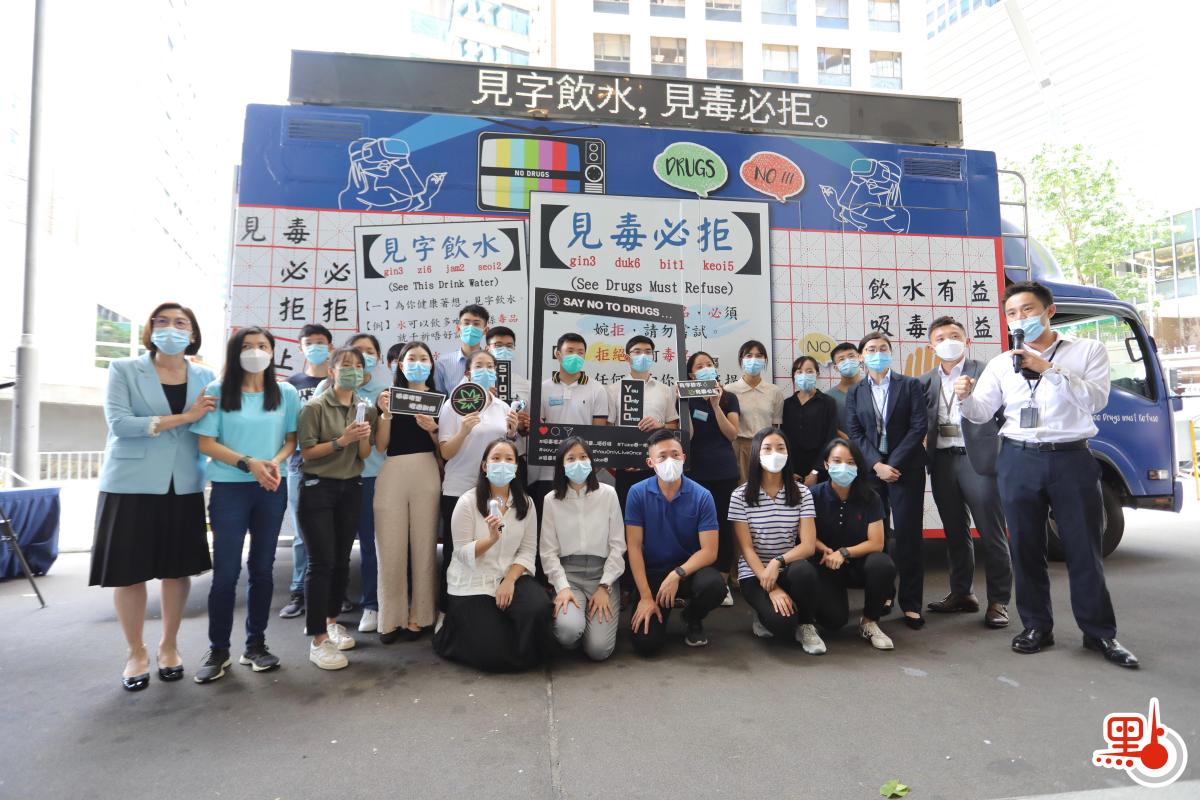 禁毒推廣車在周日(13日)至本月26日，會走訪全港各區向市民宣傳禁毒訊息，車上設有「VR新體驗」讓市民感受吸毒後不良反應，以及仿製毒品氣味體驗，提供全面的資訊及教育。（點新聞記者李斯哲攝）
