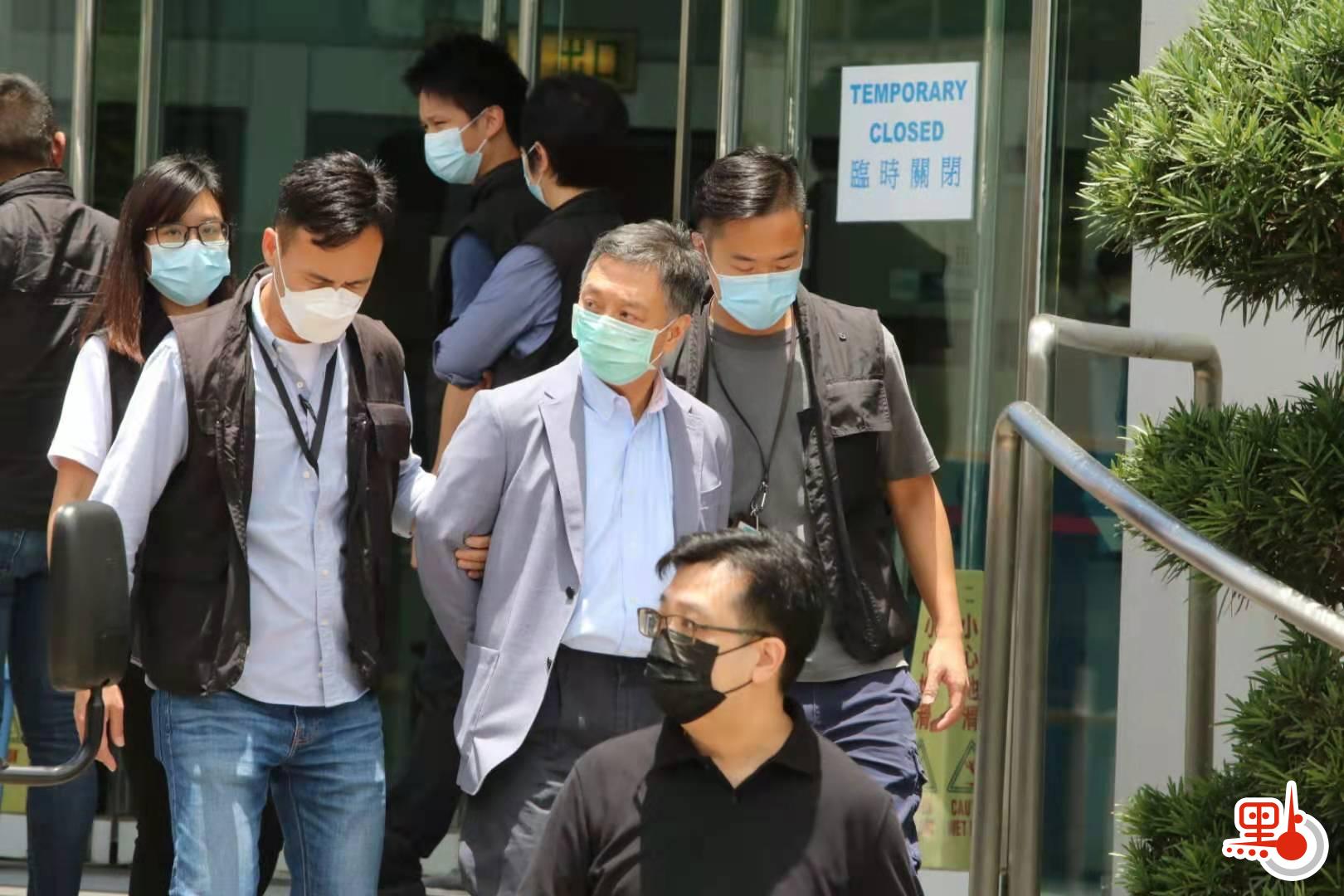 壹傳媒營運總裁周達權被押送離開大樓。（點新聞記者攝）