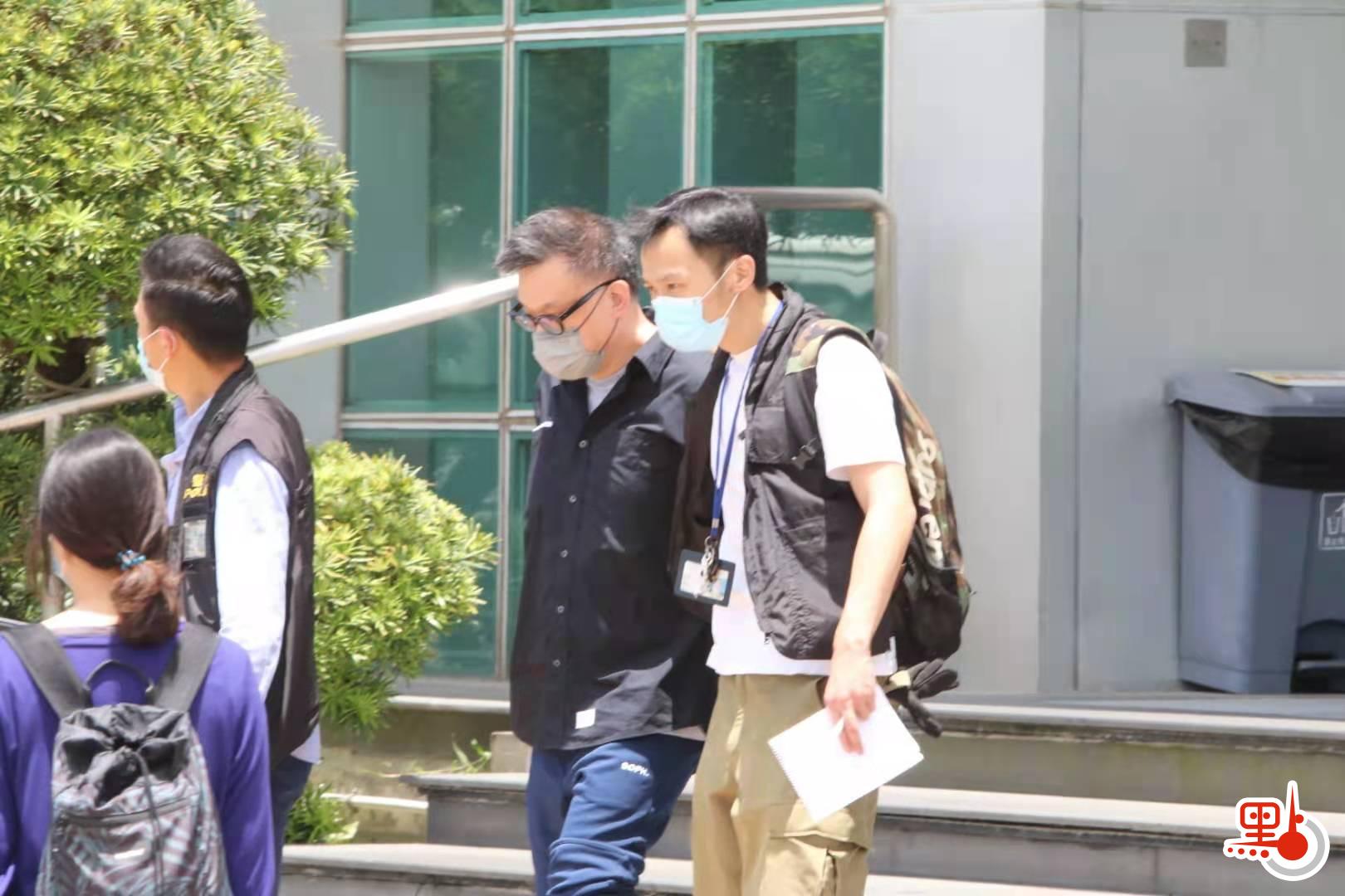 《蘋果日報》執行總編輯張志偉被押送離開大樓。（點新聞記者攝）