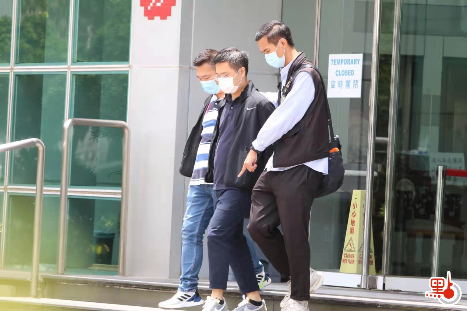 《蘋果日報》總編輯羅偉光在警員押送下離開大樓。（點新聞記者攝）