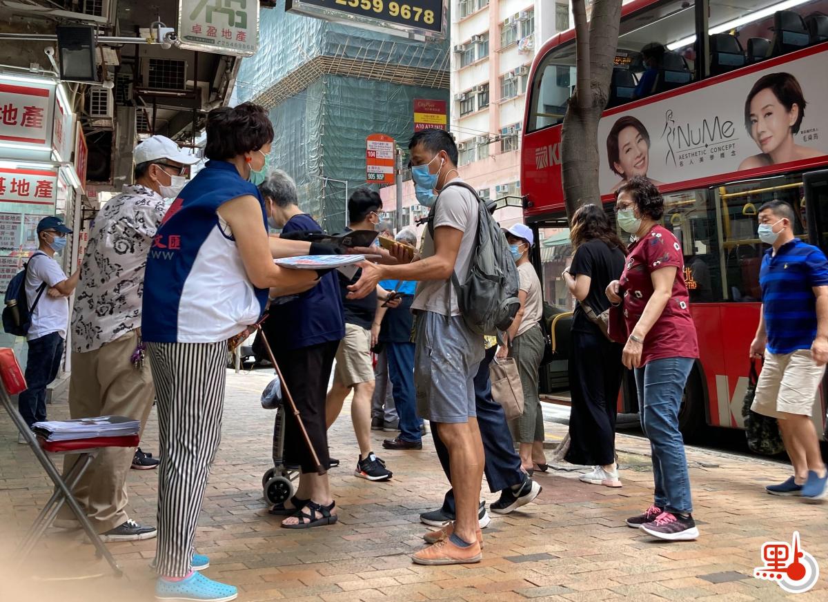 由黎智英一手創辦和控制的《蘋果日報》禍港26年，香港文匯報製作《罪·無可恕—毒蘋果漢奸黎劣行錄》特刊，今日（19日）在全港數十個派發點，隨《大公報》、香港《文匯報》附送。（點新聞記者攝）