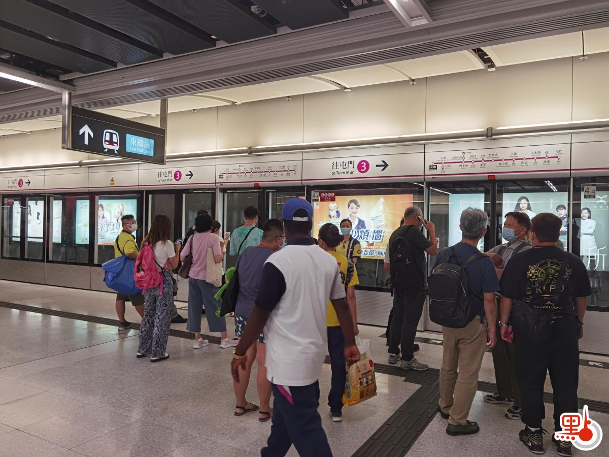 紅磡站新月台啟用，港鐵安排人手引導乘客換乘。（點新聞記者李九歌攝）