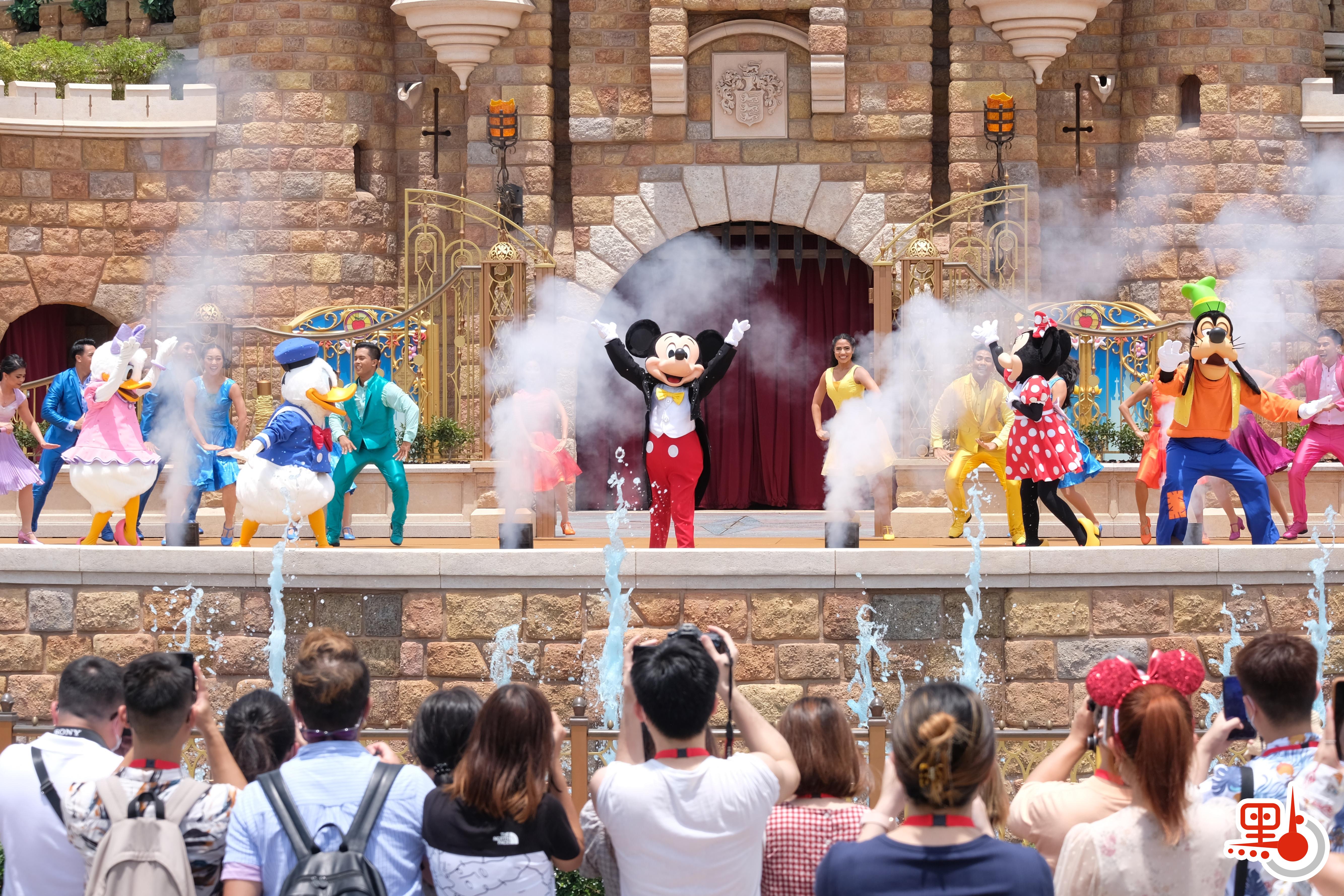 為慶祝香港迪士尼樂園踏入15周年的全新匯演《迪士尼尋夢奇緣》，今日（30日）首次公演。20多位表演者在多首全新原創歌曲下表演，更有《玩轉極樂園》中7米長的靈獸比比塔出現。
（點新聞記者麥鈞傑攝）