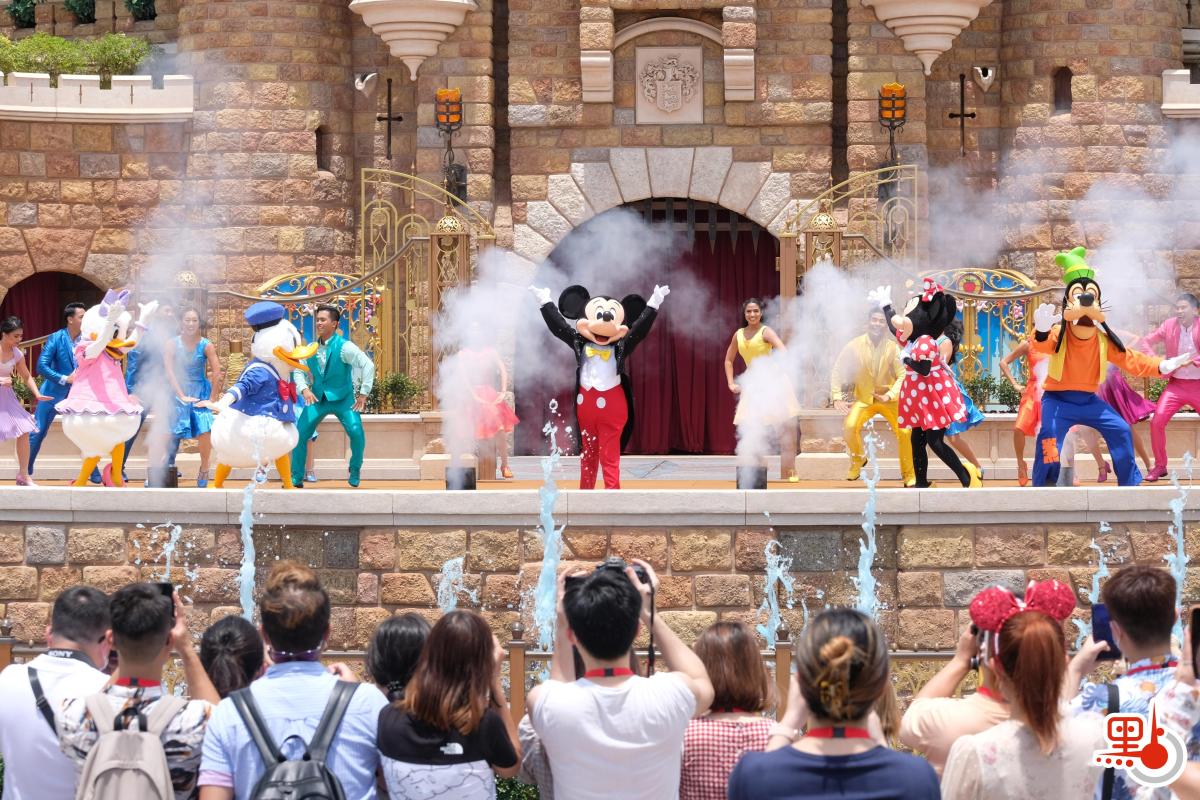 為慶祝香港迪士尼樂園踏入15周年的全新匯演《迪士尼尋夢奇緣》，今日（30日）首次公演。20多位表演者在多首全新原創歌曲下表演，更有《玩轉極樂園》中7米長的靈獸比比塔出現。
（點新聞記者麥鈞傑攝）