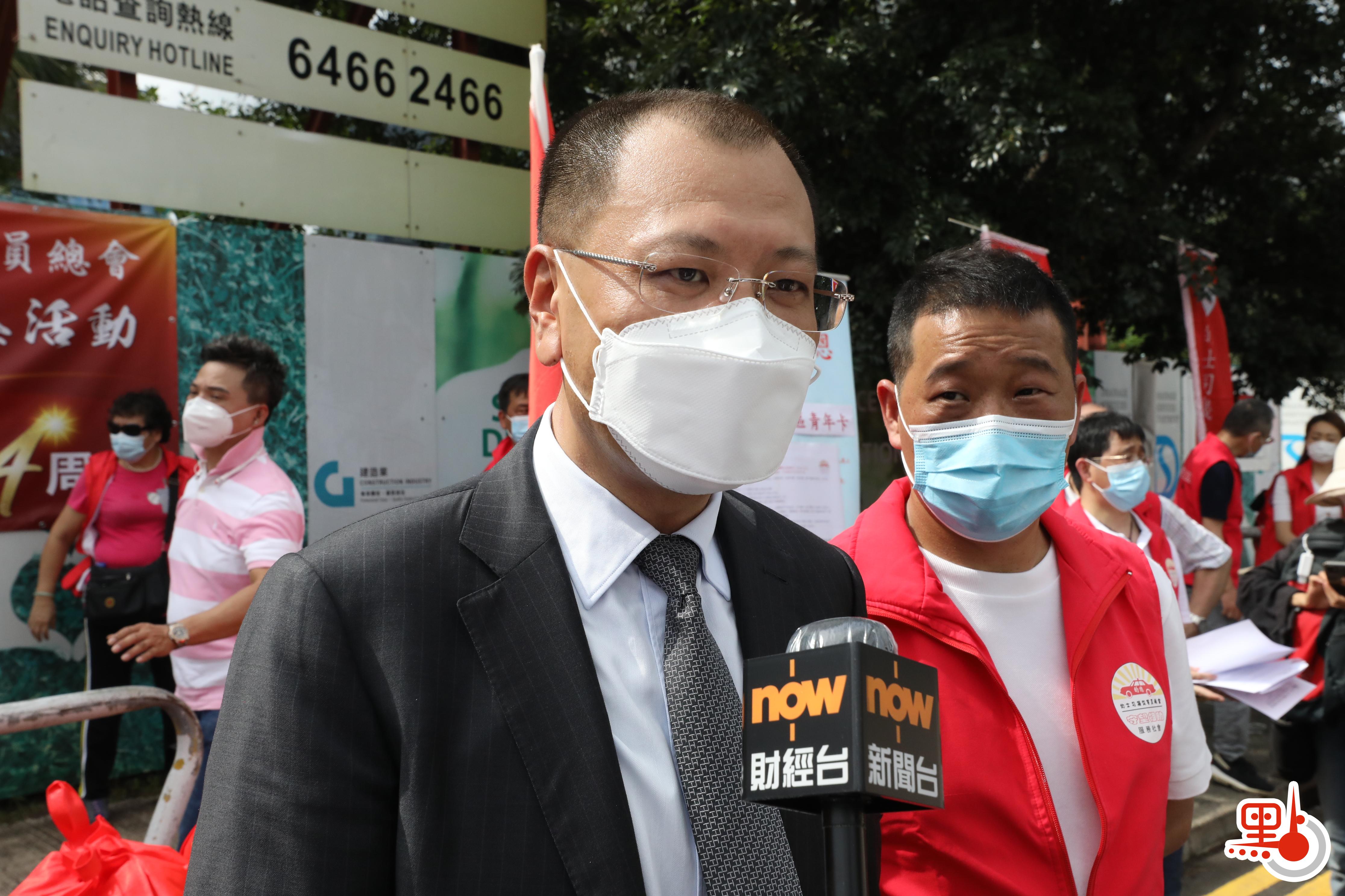 的總於麗港城石油氣加油站派禮品包給業界，共同慶祝香港回歸祖國24周年。
（點新聞記者萬霜靈攝）