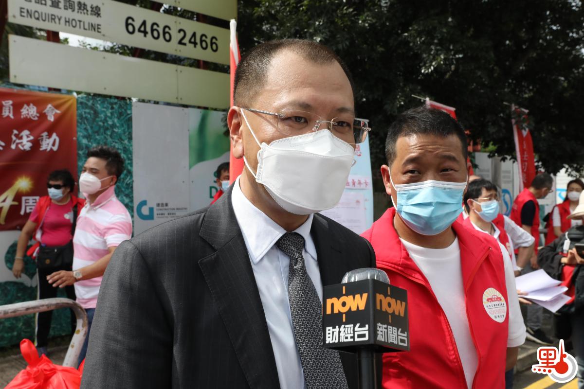 的總於麗港城石油氣加油站派禮品包給業界，共同慶祝香港回歸祖國24周年。
（點新聞記者萬霜靈攝）