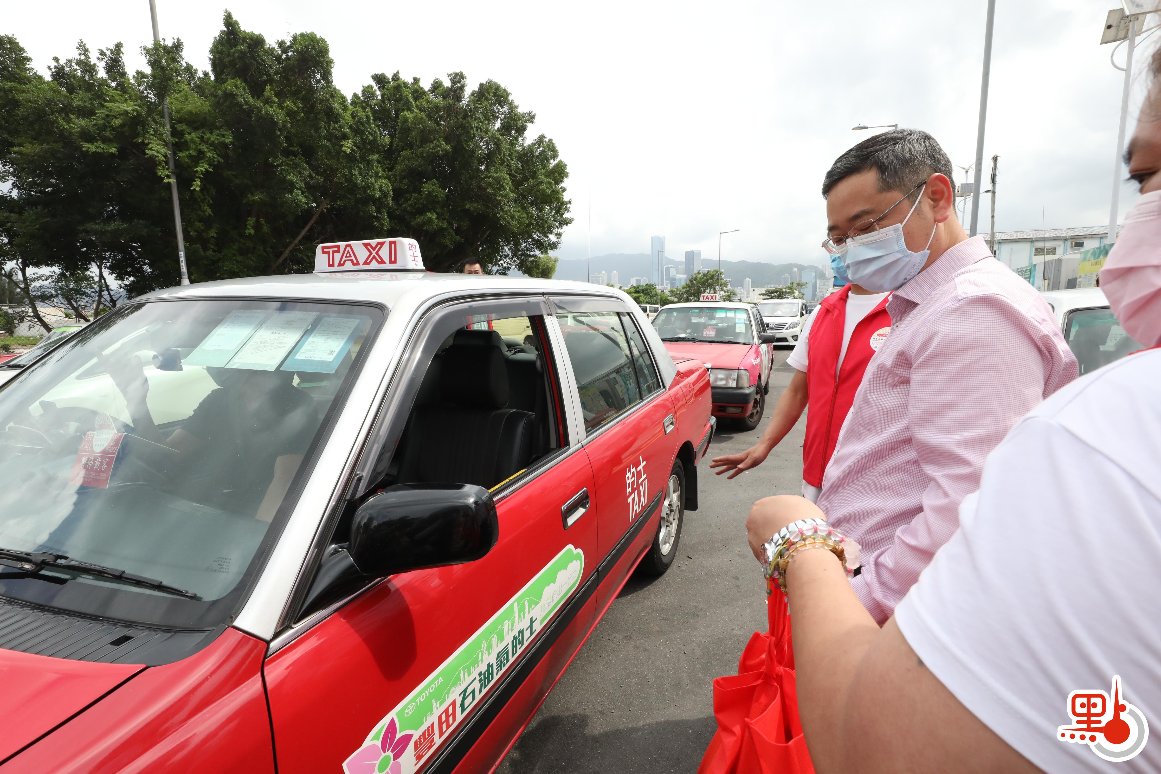 的總於麗港城石油氣加油站派禮品包給業界，共同慶祝中國共產黨成立100周年與香港回歸祖國24周年。
（點新聞記者萬霜靈攝）