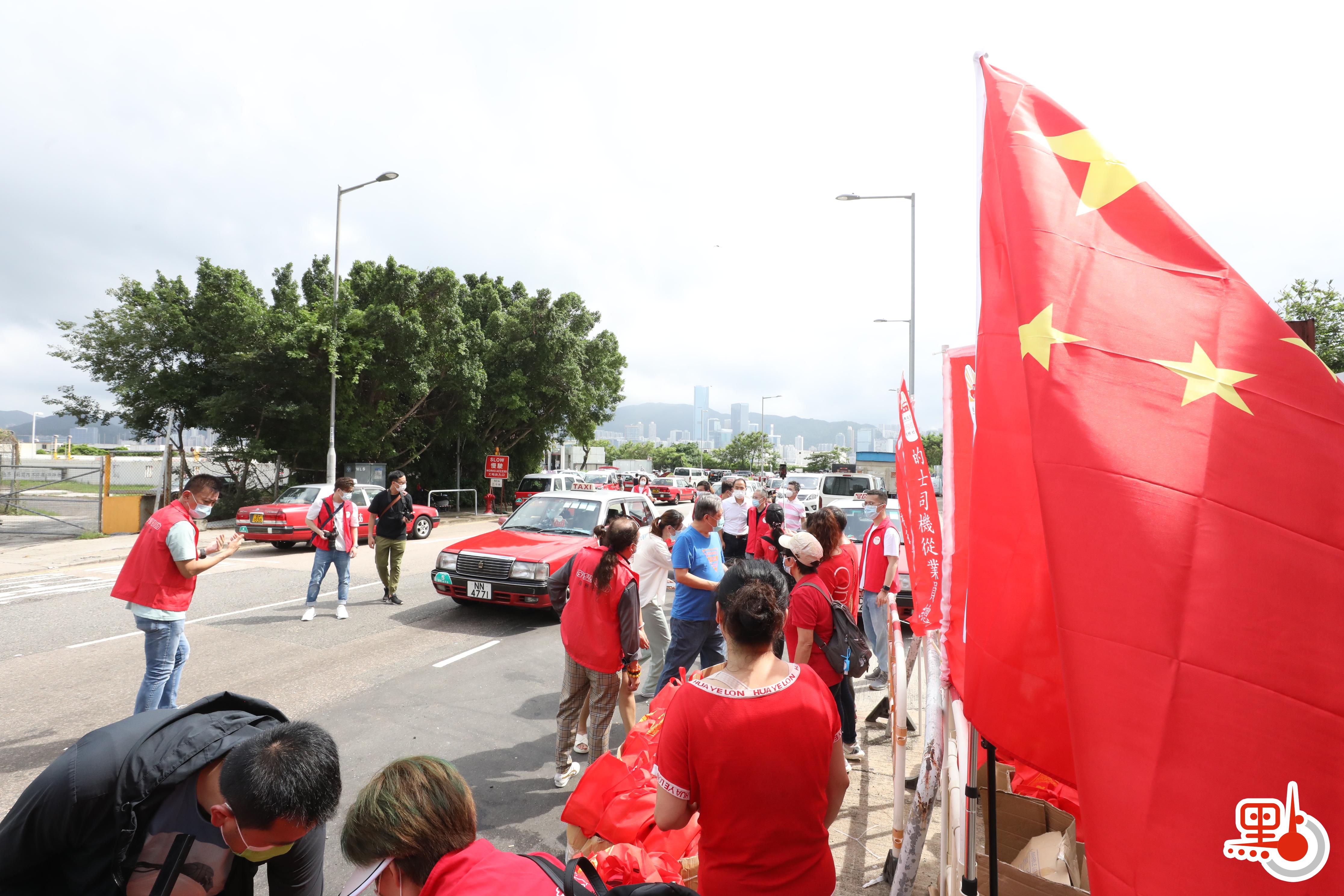 的總於麗港城石油氣加油站派禮品包給業界，共同慶祝香港回歸祖國24周年。
（點新聞記者萬霜靈攝）