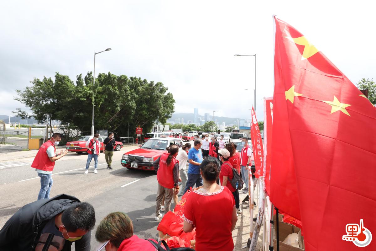 的總於麗港城石油氣加油站派禮品包給業界，共同慶祝香港回歸祖國24周年。
（點新聞記者萬霜靈攝）