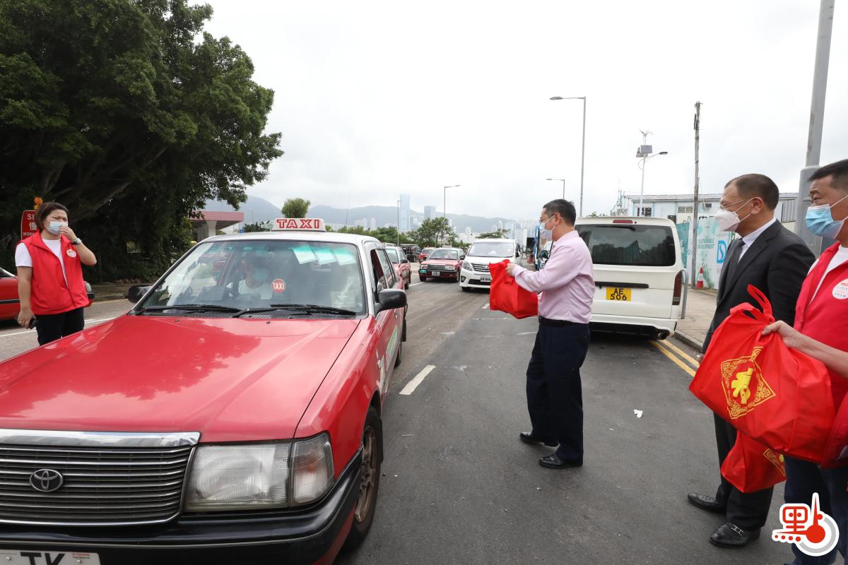 的總於麗港城石油氣加油站派禮品包給業界，共同慶祝香港回歸祖國24周年。
（點新聞記者萬霜靈攝）