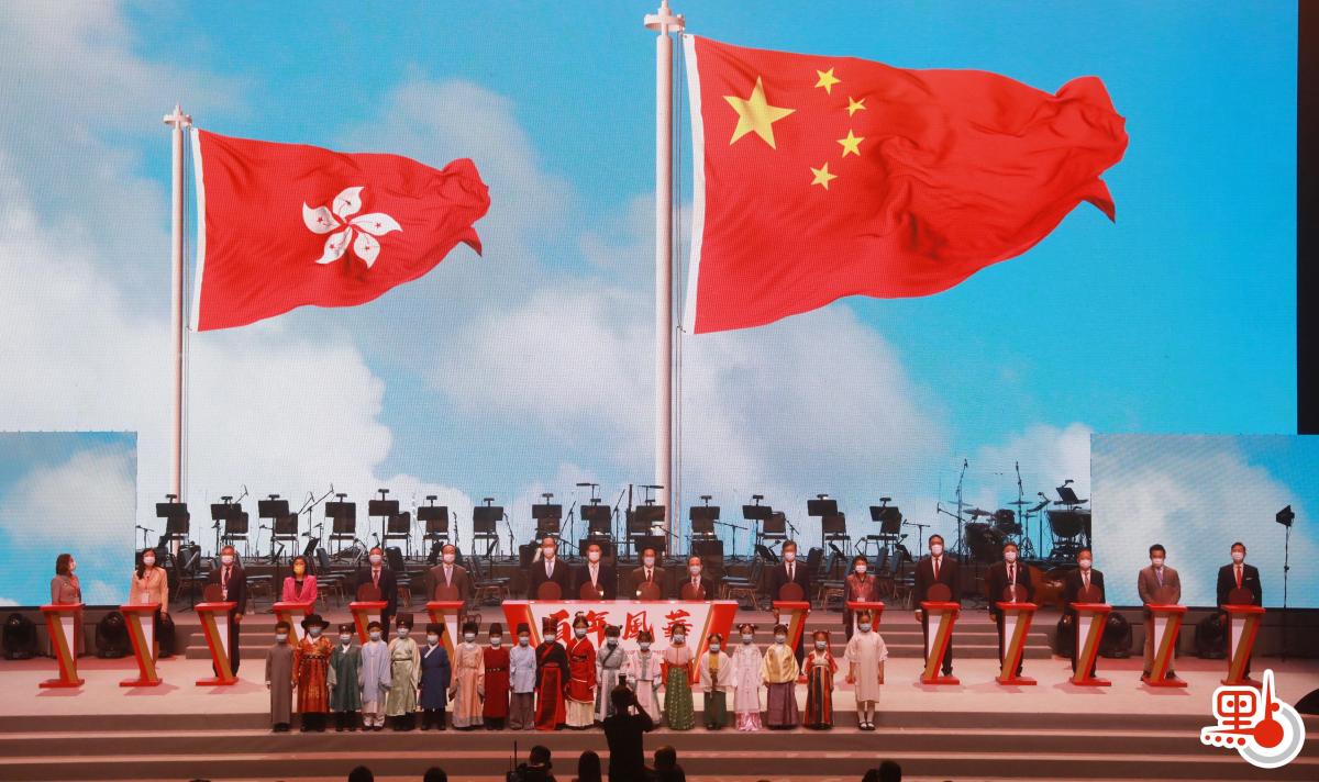 明日（7月1日）是中國共產黨成立100周年和香港回歸祖國24周年的喜慶日子。由香港各界青少年活動委員會及香港各界慶典委員會主辦的「百年風華」香港各界青年慶祝中國共產黨成立100周年暨香港回歸祖國24周年文藝晚會今晚（30日）8時許在香港體育館舉行。來自400多個青年團體的3000多名青年代表一起觀看了演出。（點新聞記者攝）