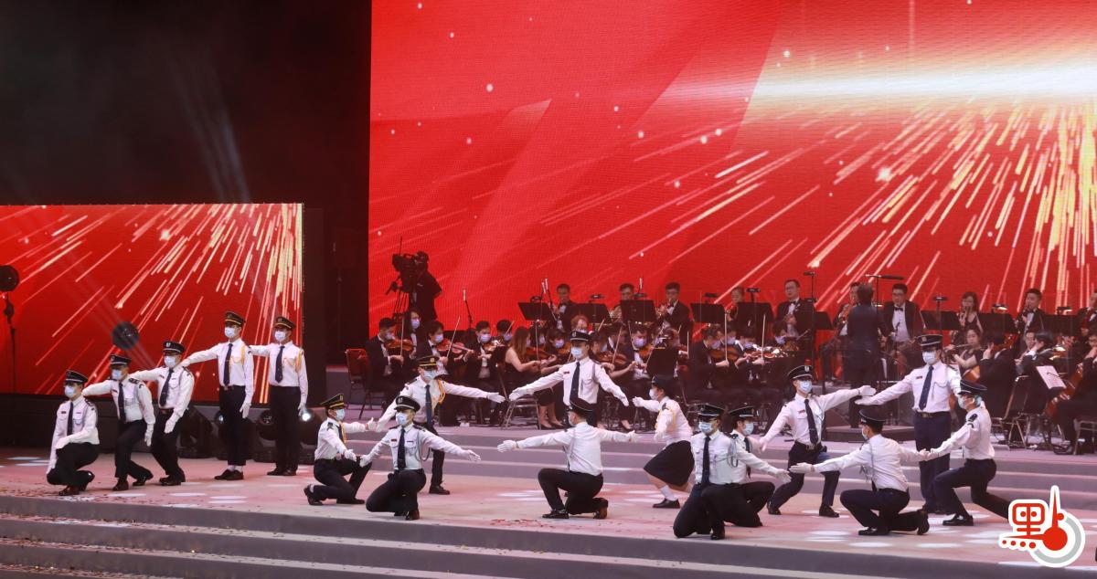 「百年風華」香港各界青年慶祝中國共產黨成立100周年暨香港回歸祖國24周年文藝晚會今晚（30日）在香港體育館舉行。（點新聞記者攝）