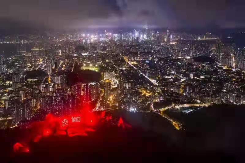 有一同上山的團友表示，在登獅子山時，很有井岡山走「挑糧小道」的感覺。就像毛主席當年走中國革命發展的道路，雖然辛苦，但心中非常滿足，充滿榮耀與使命感。（受訪者供圖）