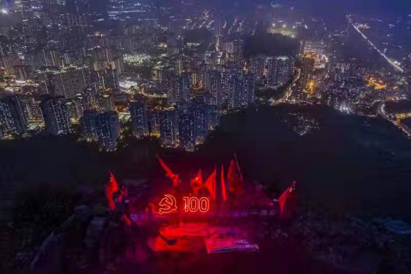 值中國共產黨建黨100周年之際，昨日（30日）也是港區國安法頒布實施一周年，香港「香江情中國心」社團一眾人士，登上獅子山山頂，點亮中國共產黨黨徽形象的燈光與「100」的字樣，高舉五星紅旗，熱烈慶祝黨的生日及香港回歸24周年。（受訪者供圖）