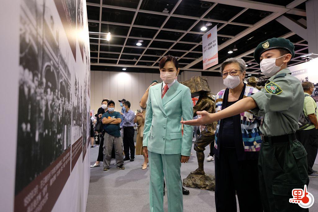 范徐麗泰（中）和鄺美雲（左一）聽取小導賞員講解。（點新聞記者麥鈞傑攝）