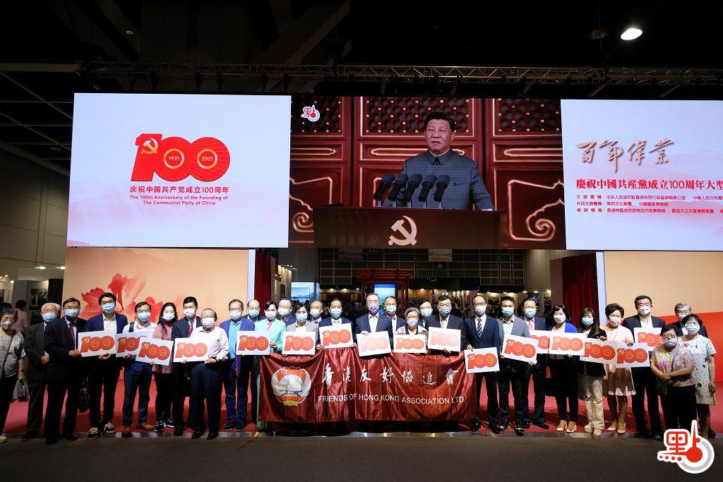 為慶祝中國共產黨成立100周年，由中聯辦、特區政府主辦的「百年偉業──慶祝中國共產黨成立100周年大型主題展覽」於7月3日至9日在灣仔會展中心舉行。今日（7日）下午，香港友好協進會前往參觀，全國政協常委、友好協進會會長唐英年，立法會前主席范徐麗泰，港區全國人大代表鄺美雲一行人在場聆聽導賞員講解，縱覽中國共產黨百年奮鬥的光輝歷程。唐英年在現場還與父親唐翔千生前的照片合影留念。（點新聞記者麥鈞傑攝）