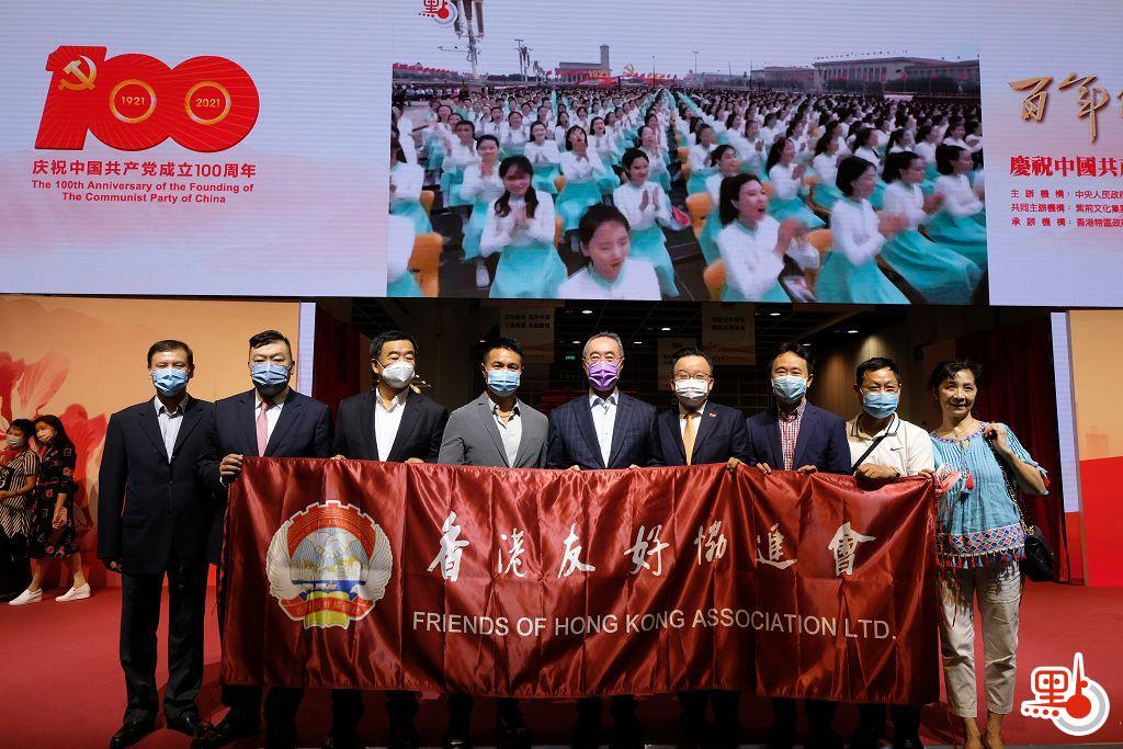 友好協進會眾人觀展合影留念。（點新聞記者麥鈞傑攝）