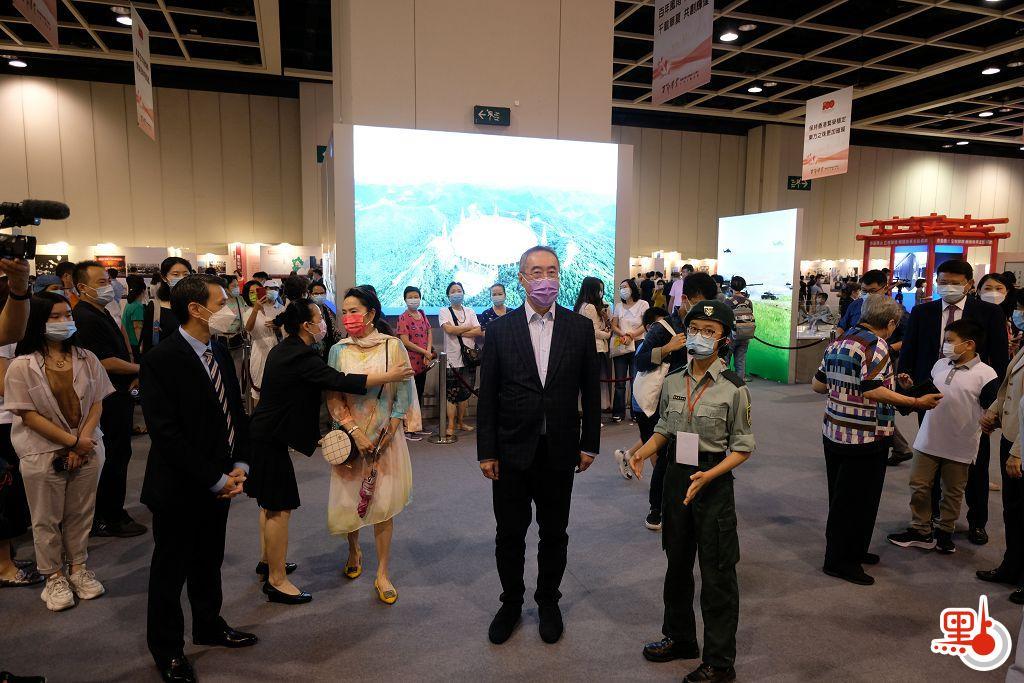 唐英年聽取展覽講解。（點新聞記者麥鈞傑攝）