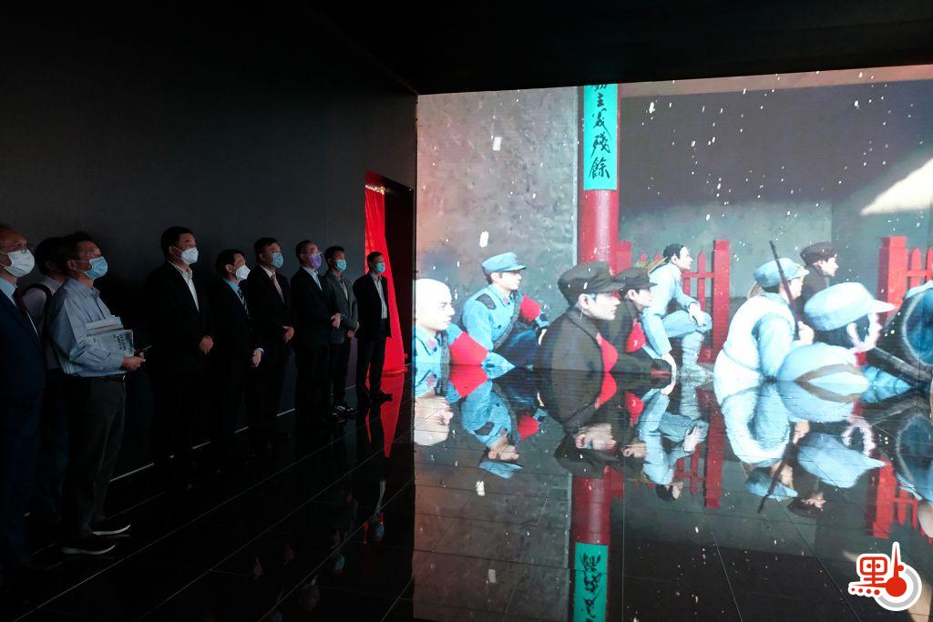 眾人觀看展覽視頻。（點新聞記者麥鈞傑攝）