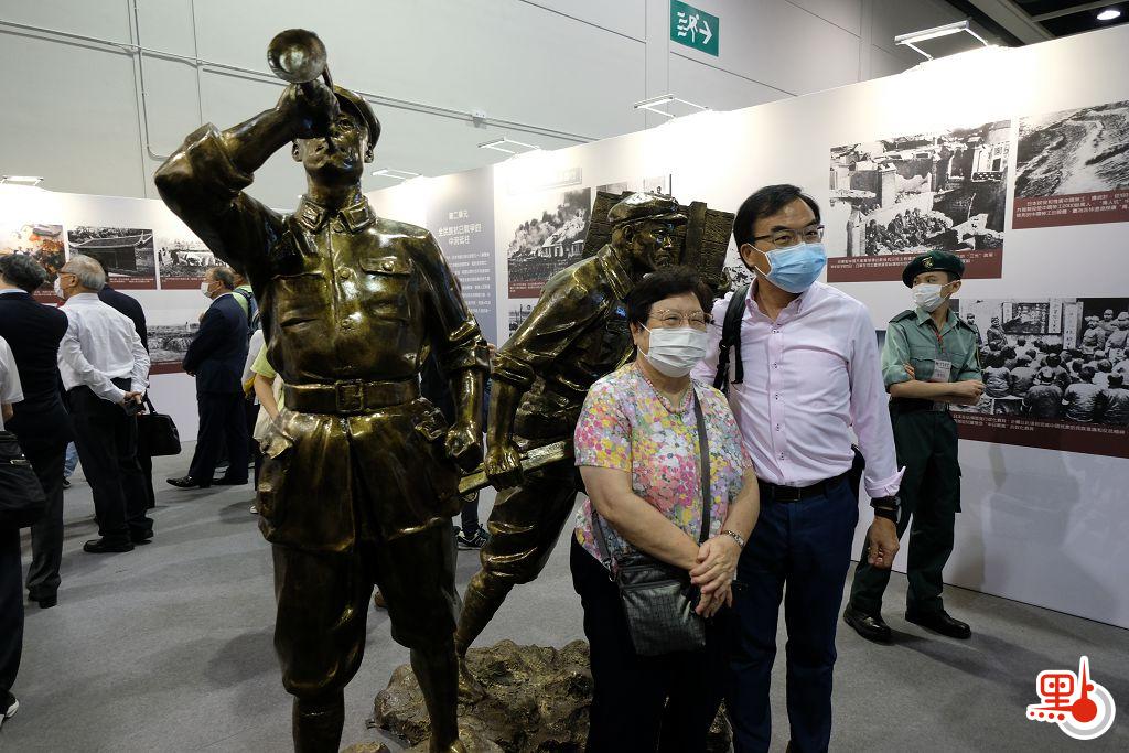 市民在展館留念。（點新聞記者麥鈞傑攝）