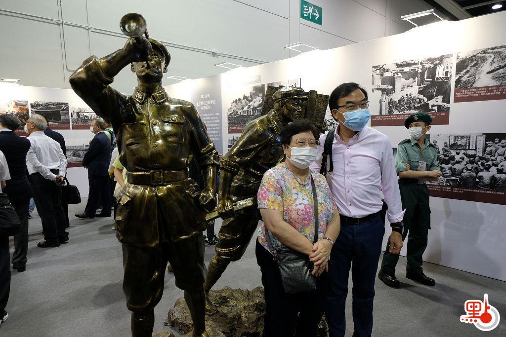 市民在展館留念。（點新聞記者麥鈞傑攝）