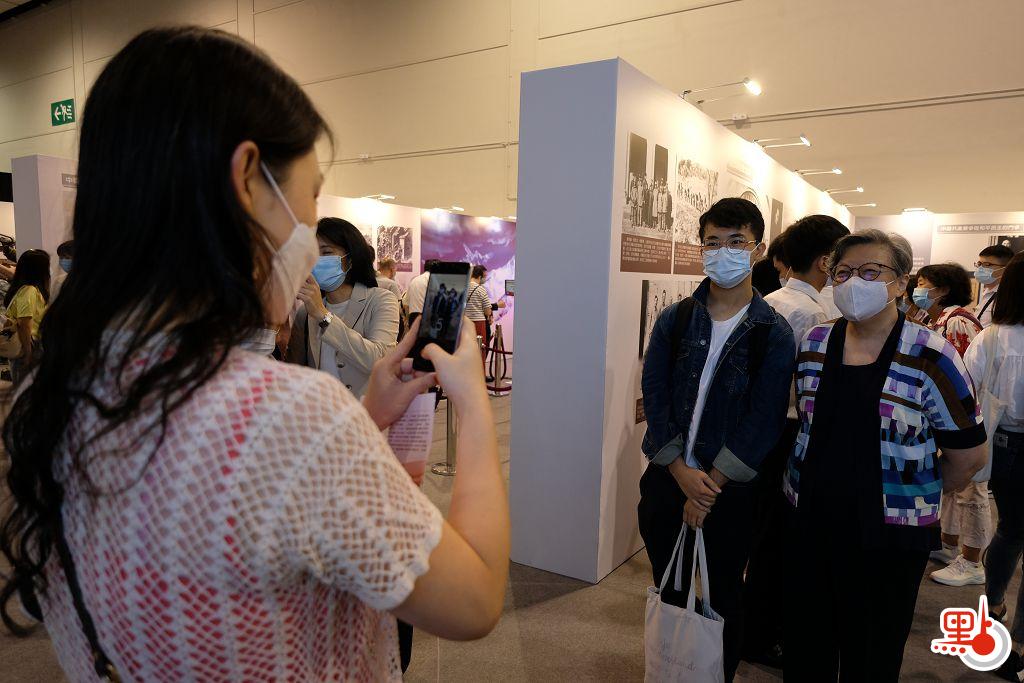 范徐麗泰與市民合影。（點新聞記者麥鈞傑攝）