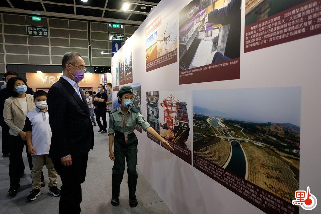 唐英年聆聽展覽講解。（點新聞記者麥鈞傑攝）