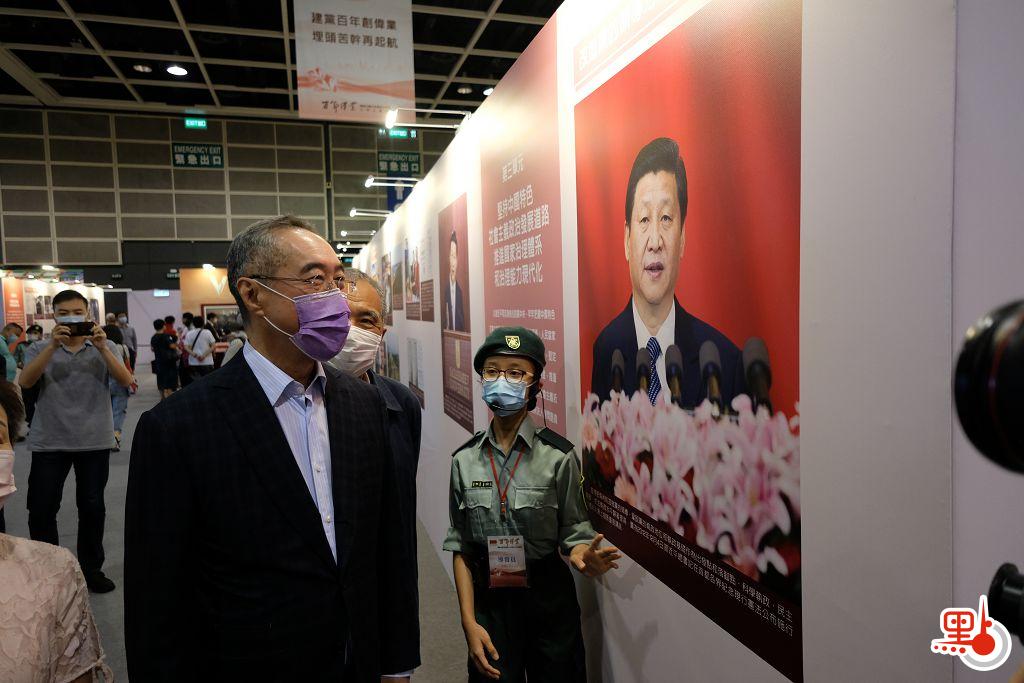 唐英年參觀展覽。（點新聞記者麥鈞傑攝）