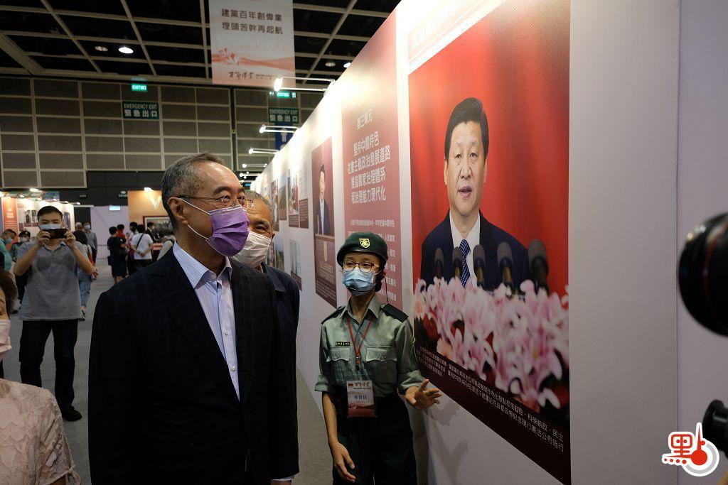 唐英年參觀展覽。（點新聞記者麥鈞傑攝）