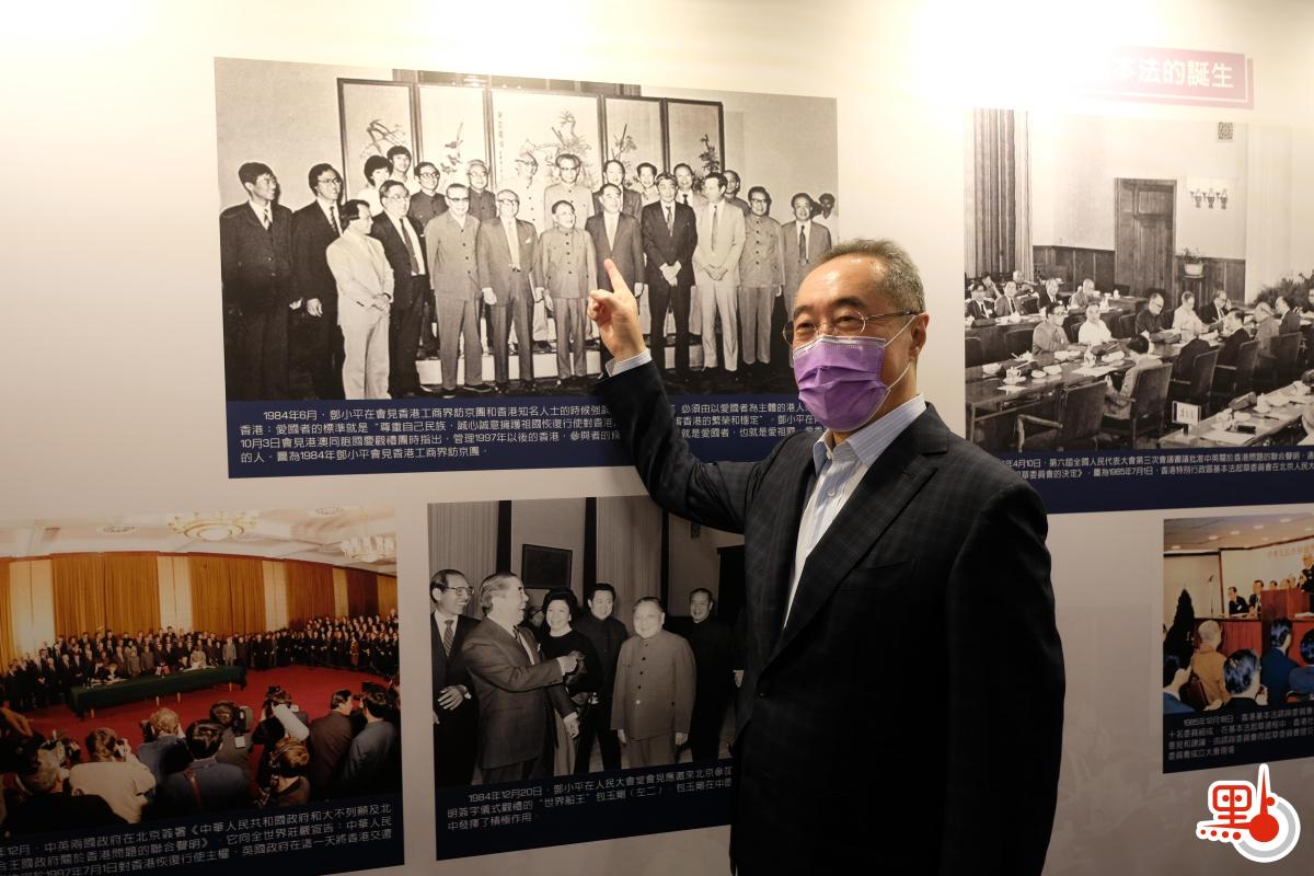 唐英年和父親的照片合影，其父是前全國政協​常委、知名愛國實業家唐翔千。（點新聞記者麥鈞傑攝）