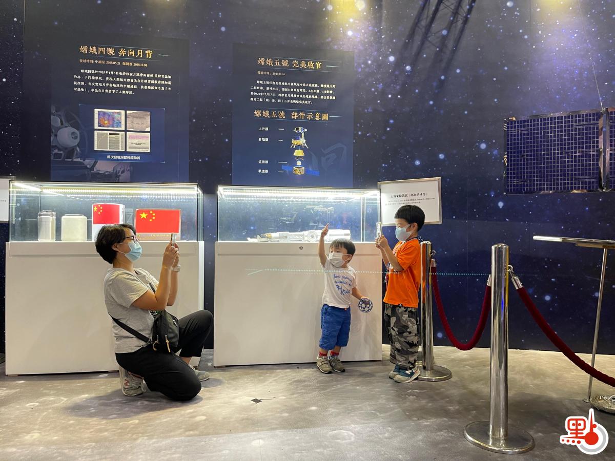 在慶祝中國共產黨建黨百周年及香港回歸24周年之際，國家頂尖航天科學家組成的「宇宙天團」於6月底專程訪港走進校園與青年學生交流，並帶來極其珍貴的「嫦娥五號」月壤樣本，於「時代精神耀香江」之百年中國科學家主題展公開展出。今日（9日）是展覽的最後一日，市民熱情不減，紛紛排隊一睹月壤真容，了解中國航天科技成就，感悟科學家不懈的追求。（點新聞記者攝）