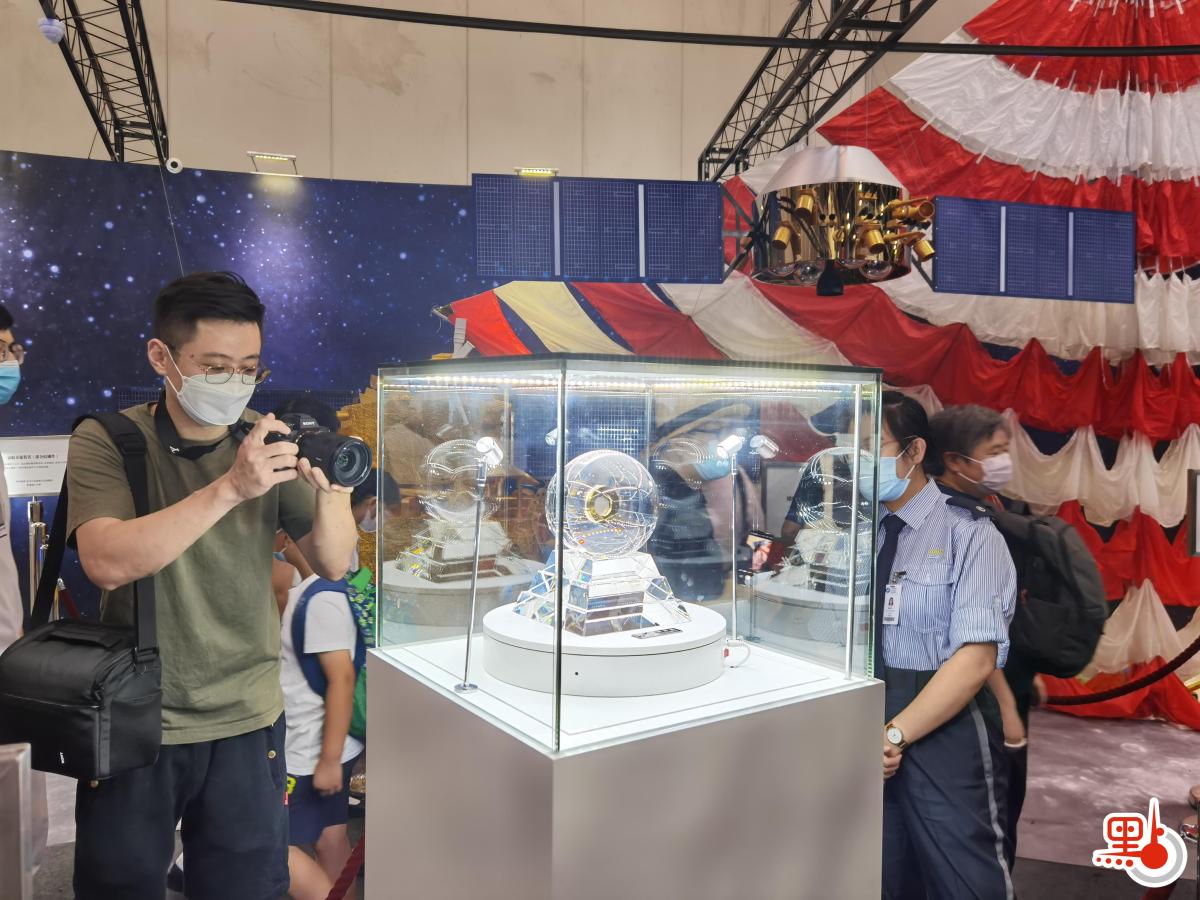 在慶祝中國共產黨建黨百周年及香港回歸24周年之際，國家頂尖航天科學家組成的「宇宙天團」於6月底專程訪港走進校園與青年學生交流，並帶來極其珍貴的「嫦娥五號」月壤樣本，於「時代精神耀香江」之百年中國科學家主題展公開展出。今日（9日）是展覽的最後一日，市民熱情不減，紛紛排隊一睹月壤真容，了解中國航天科技成就，感悟科學家不懈的追求。（點新聞記者攝）