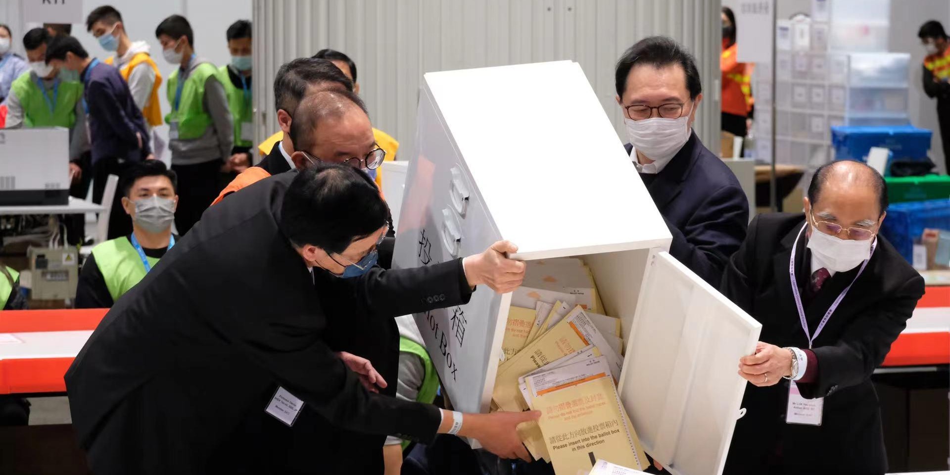 （有片）立法會選舉｜馮驊曾國衞於中央點票站開票　點票開始