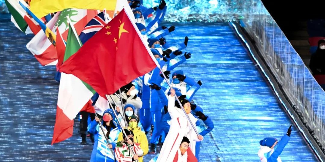 （有片）北京冬奧閉幕式　旗手高亭宇扛着徐夢桃高舉五星紅旗入場