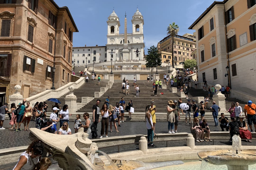 American tourist fined €25,000 for hurling escooter down Spanish Steps(01)