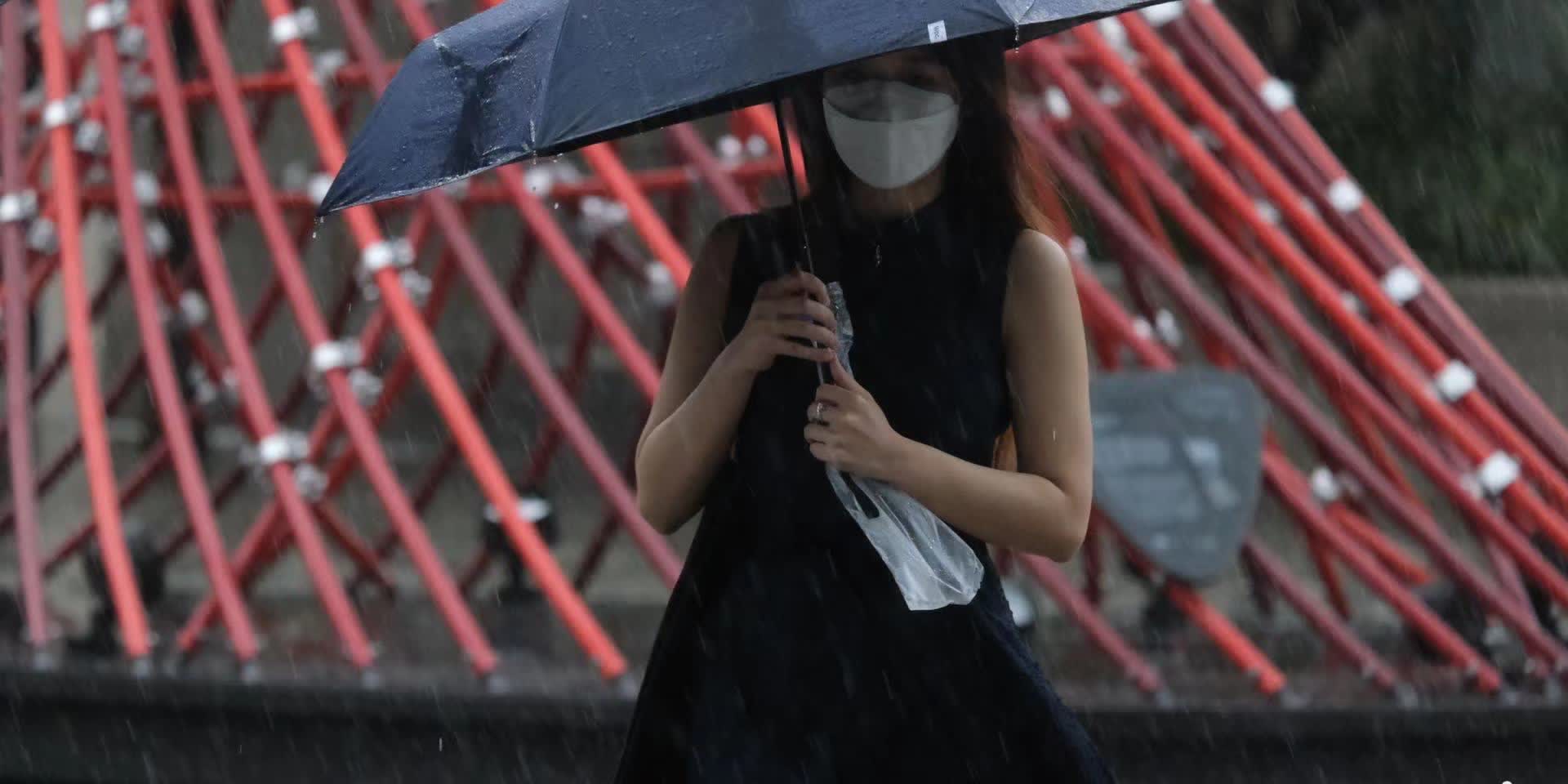 黃雨警告生效 荃灣雨勢頗大 - 港聞 - 點新聞