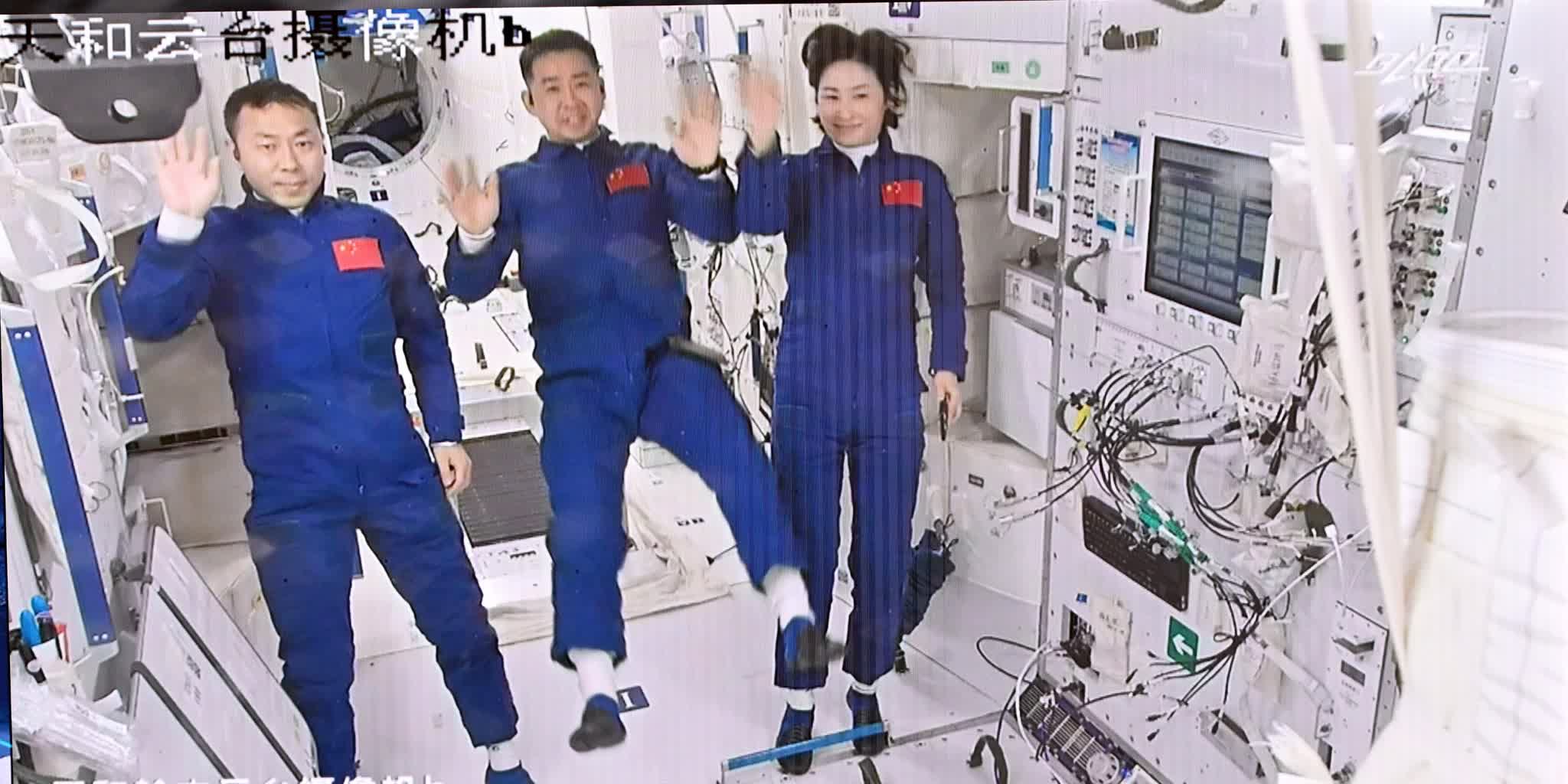 Shenzhou-14 astronauts talk from space with African youth