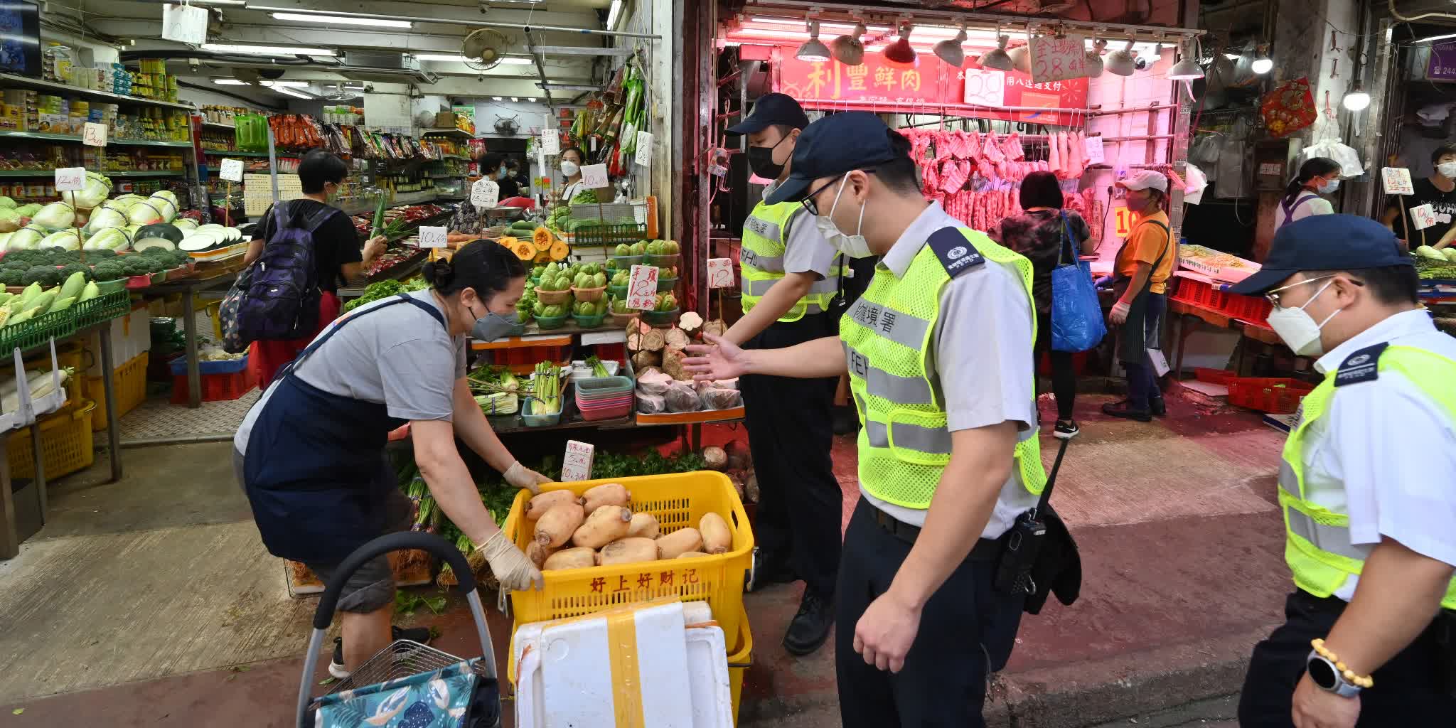 食環署警方打擊店舖阻街　清逾2.5噸棄置物拘控1人