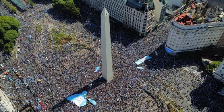 400萬阿根廷球迷逼爆首都　球員改直升機巡遊