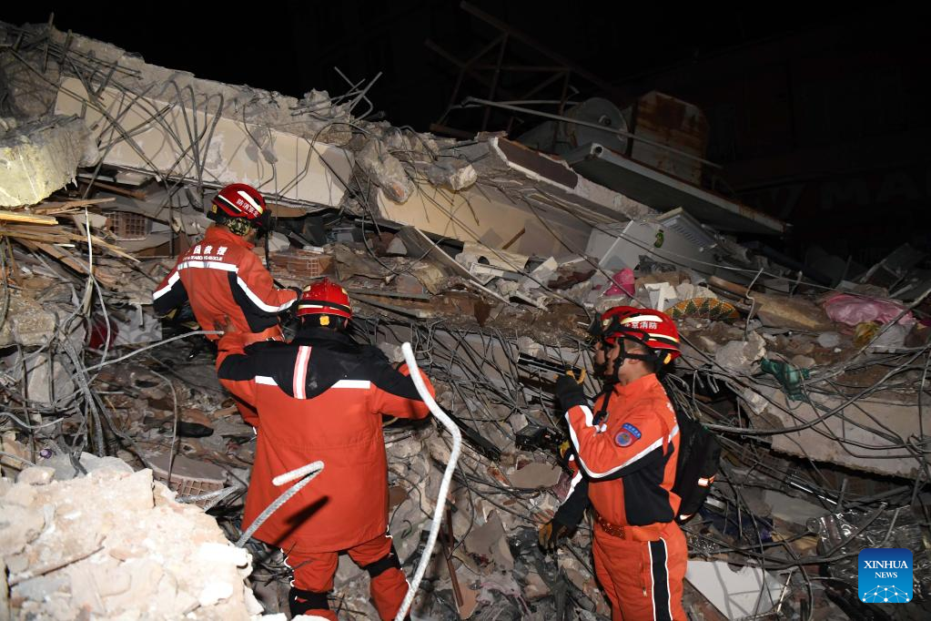 Members of the China Search and Rescue Team carry out operation on earthquake debris in the southern province of Hatay, Trkiye, Feb. 8, 2023. (Xinhua/Shadati)