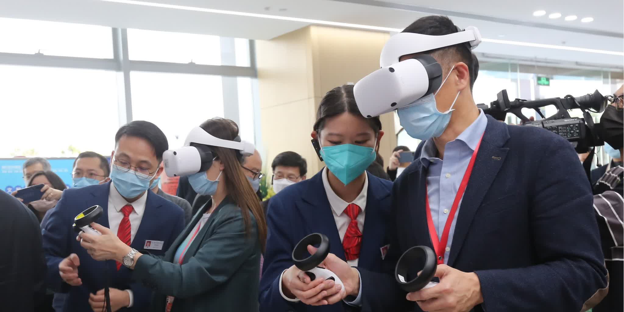 （有片）港媒高層團戴VR眼鏡 　體驗南沙元宇宙政務大廳