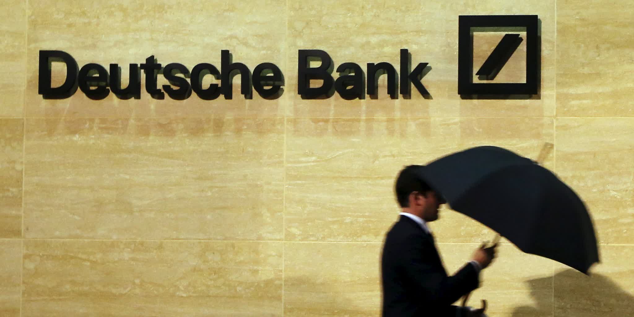 Deutsche Bank shares plunge as global banking worries go on