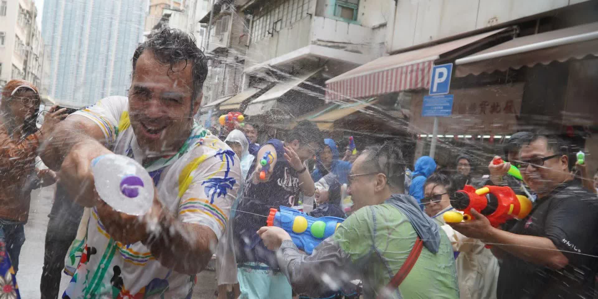 （多圖＋有片）龍城潑水節復辦　數百市民街頭水戰玩盡興