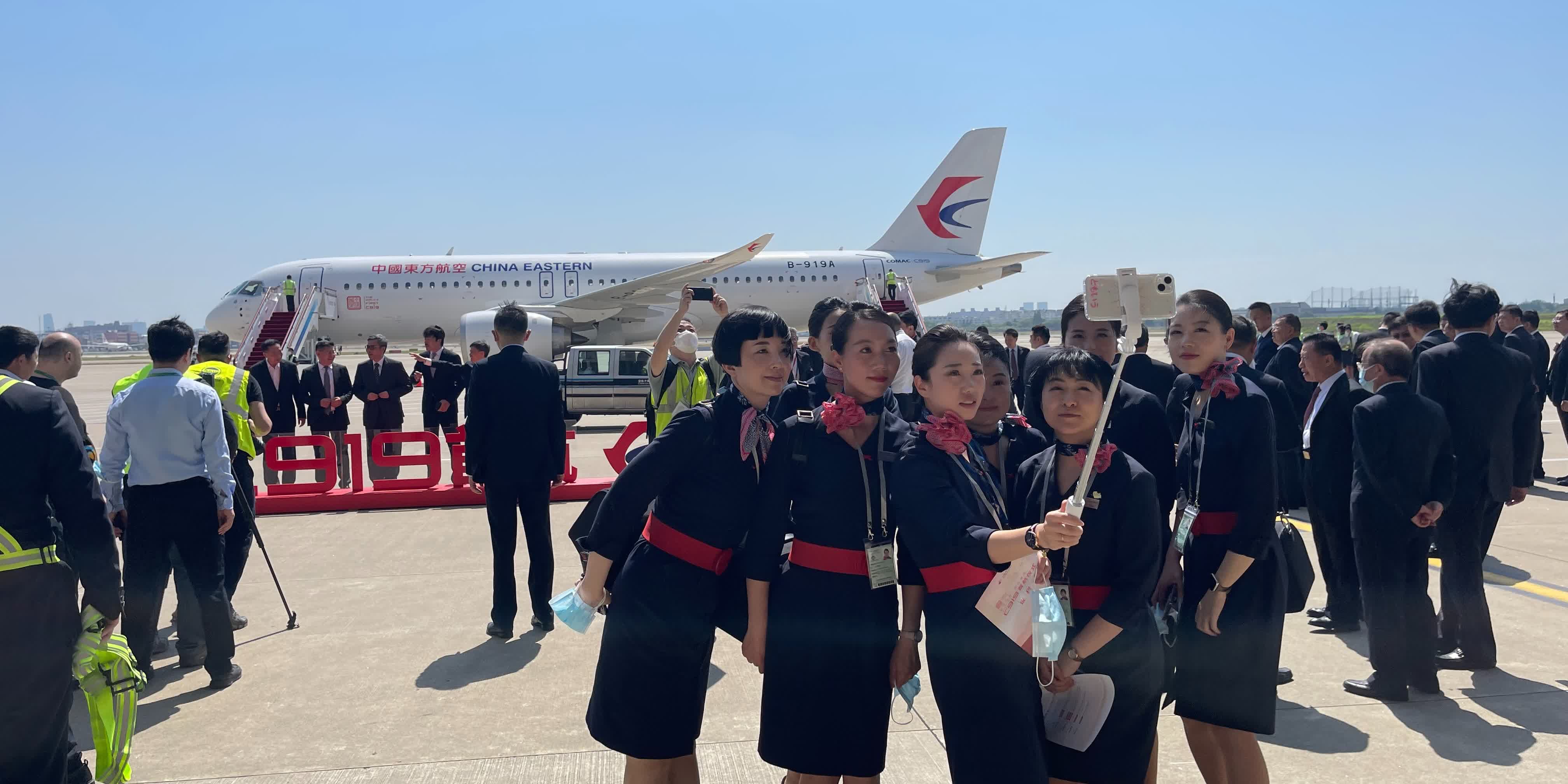 Photos | Passengers take photos in front of C919 aircraft before inaugural flight
